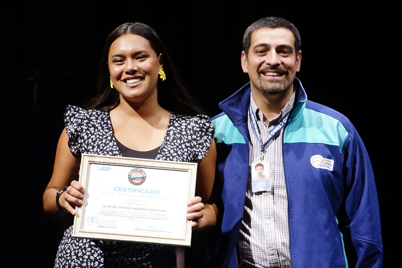Ceremonia Escuela de Artes y Oficios: Vecinas y vecinos de Cerro Navia se certifican