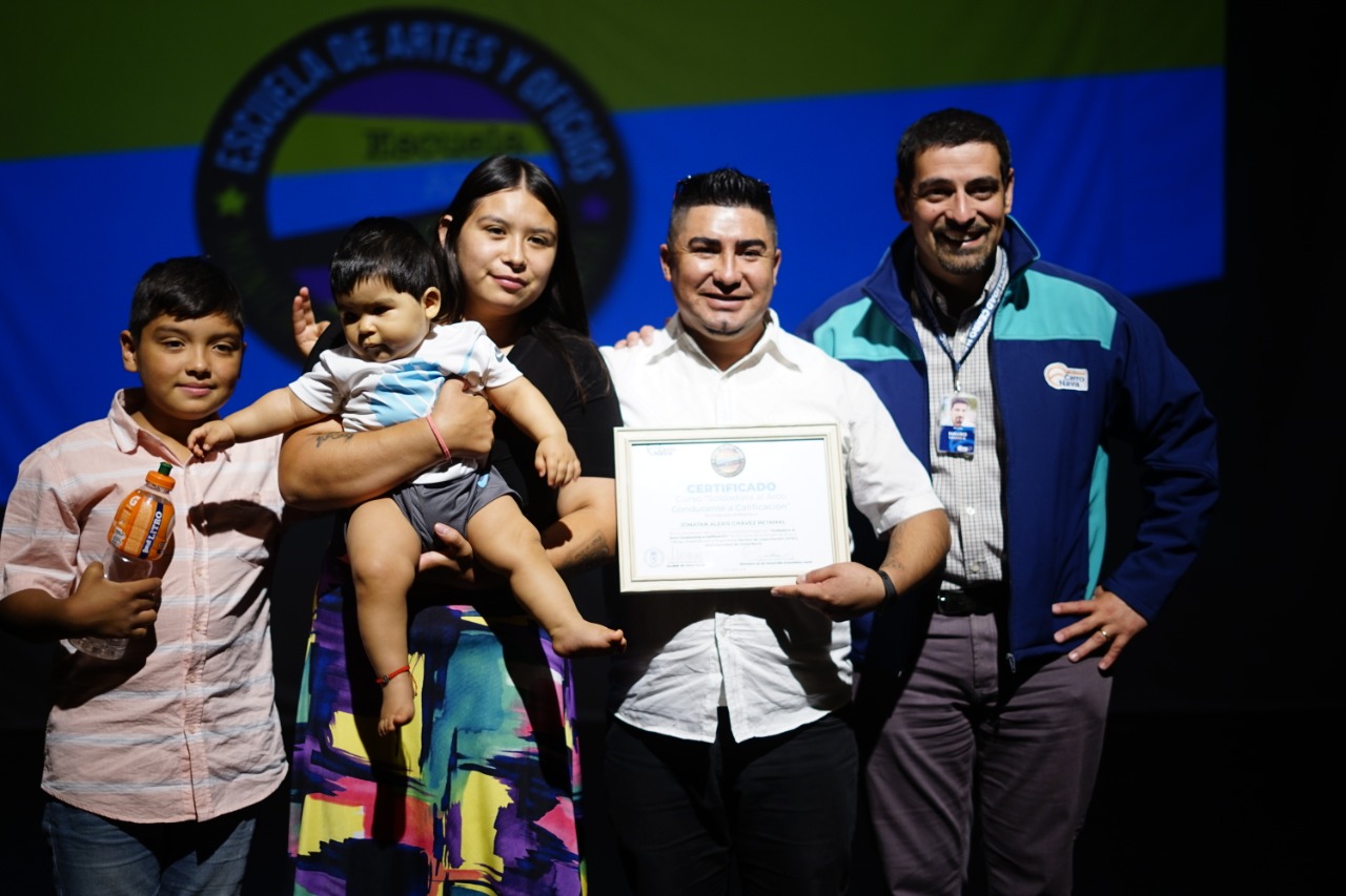 Ceremonia Escuela de Artes y Oficios: Vecinas y vecinos de Cerro Navia se certifican