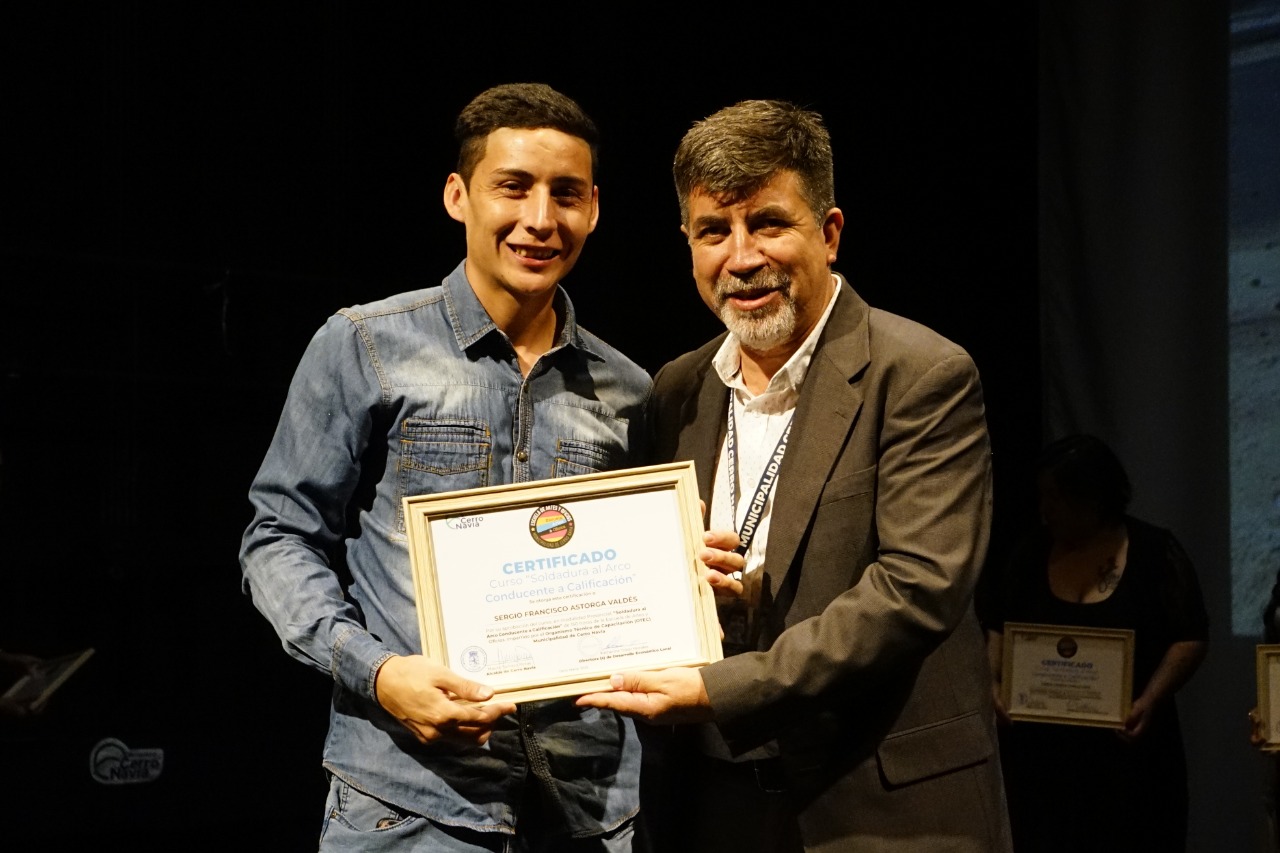 Ceremonia Escuela de Artes y Oficios: Vecinas y vecinos de Cerro Navia se certifican