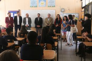 Ministro de Educación visita Cerro Navia en la Semana contra el Ciberacoso