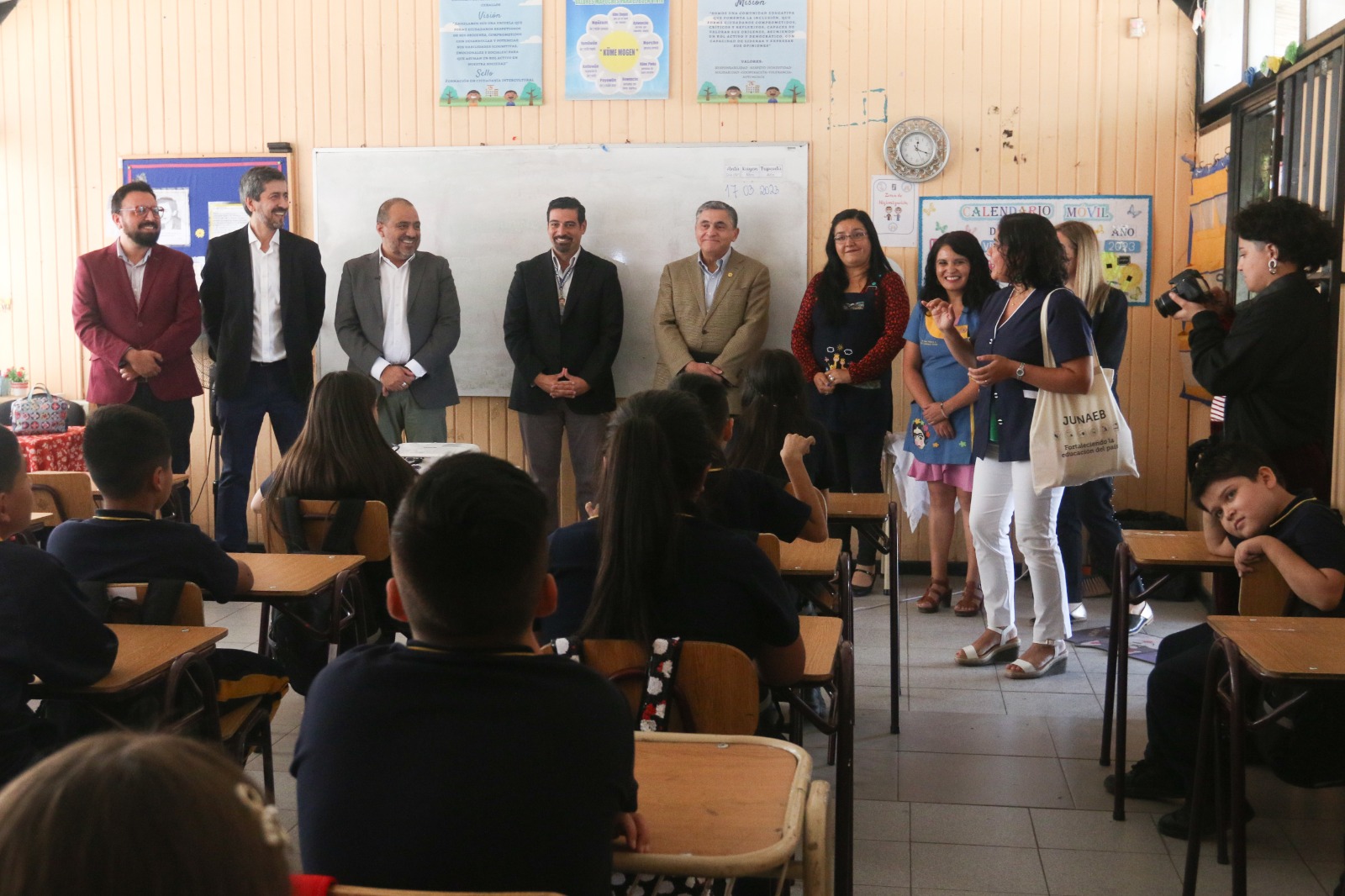 Ministro de Educación visita Cerro Navia en la Semana contra el Ciberacoso