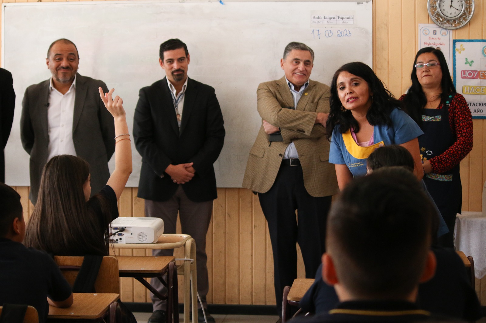 Ministro de Educación visita Cerro Navia en la Semana contra el Ciberacoso