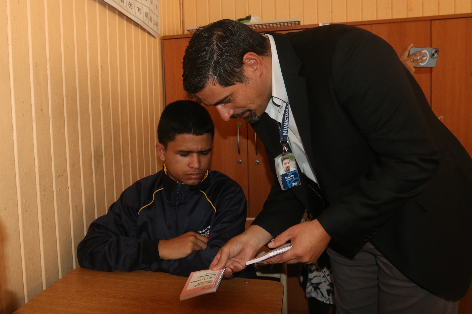 Ministro de Educación visita Cerro Navia en la Semana contra el Ciberacoso