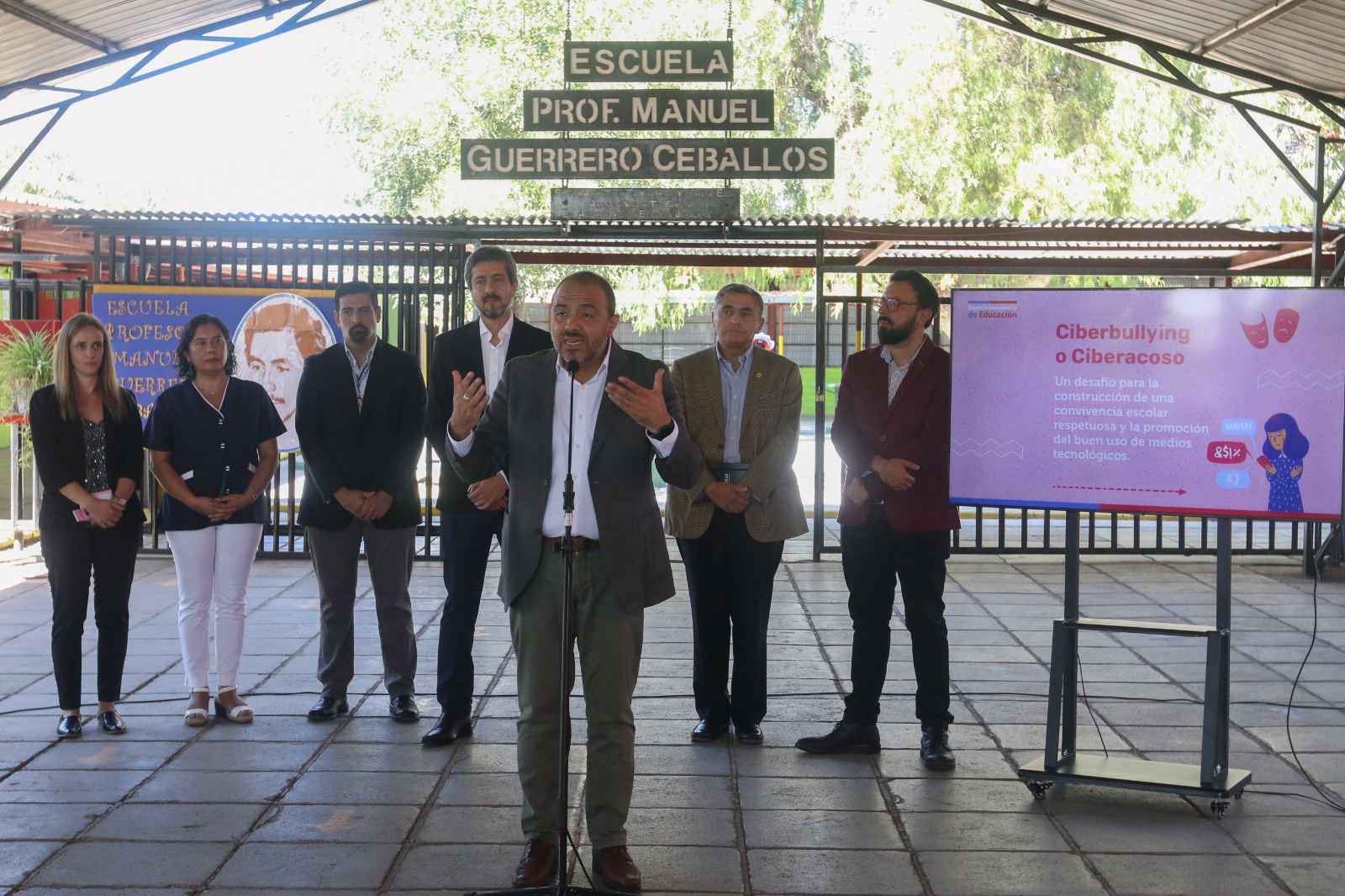 Ministro de Educación visita Cerro Navia en la Semana contra el Ciberacoso