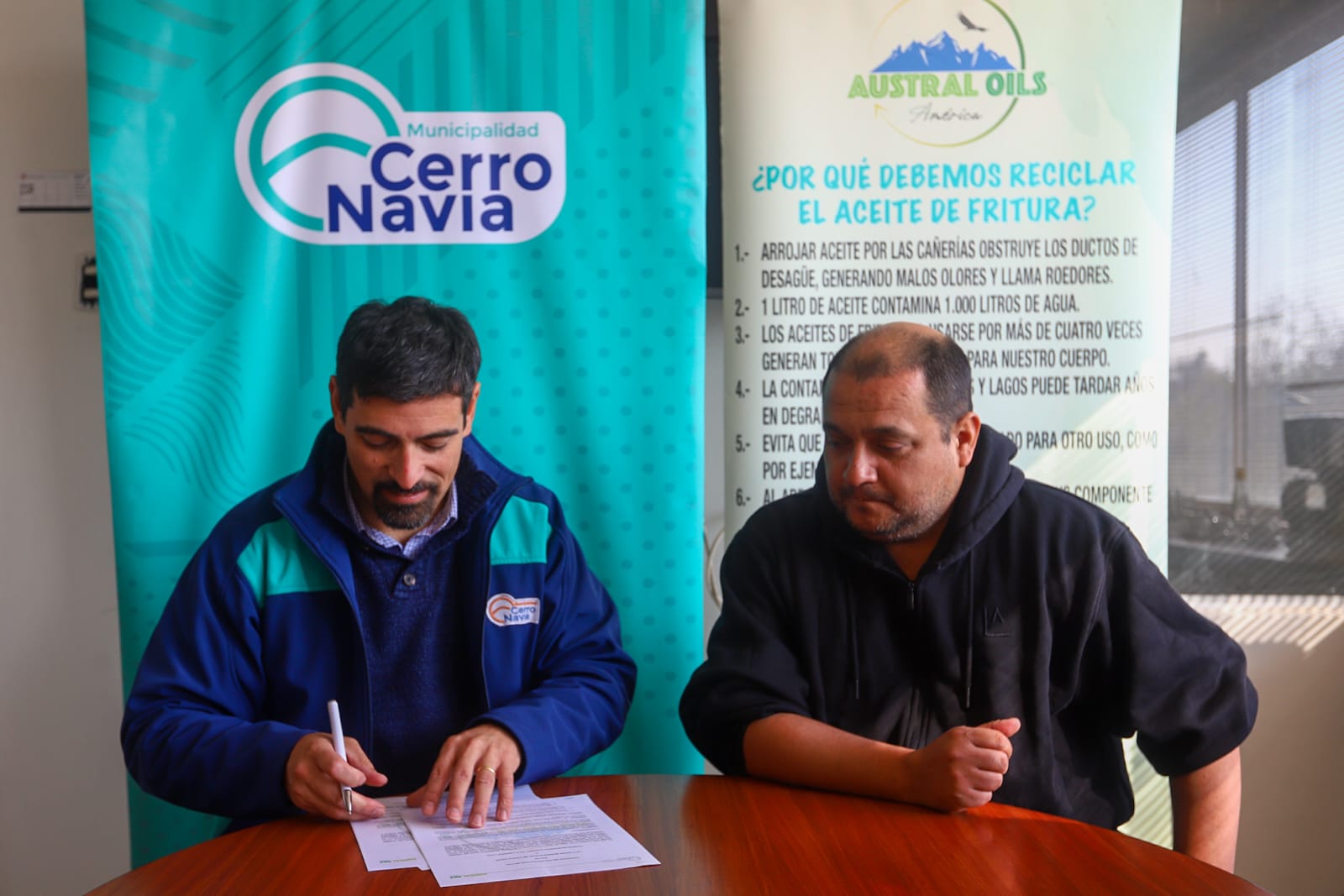 Municipalidad de Cerro Navia firma convenio con empresa Austral Oils para el reciclaje de aceite en la comuna
