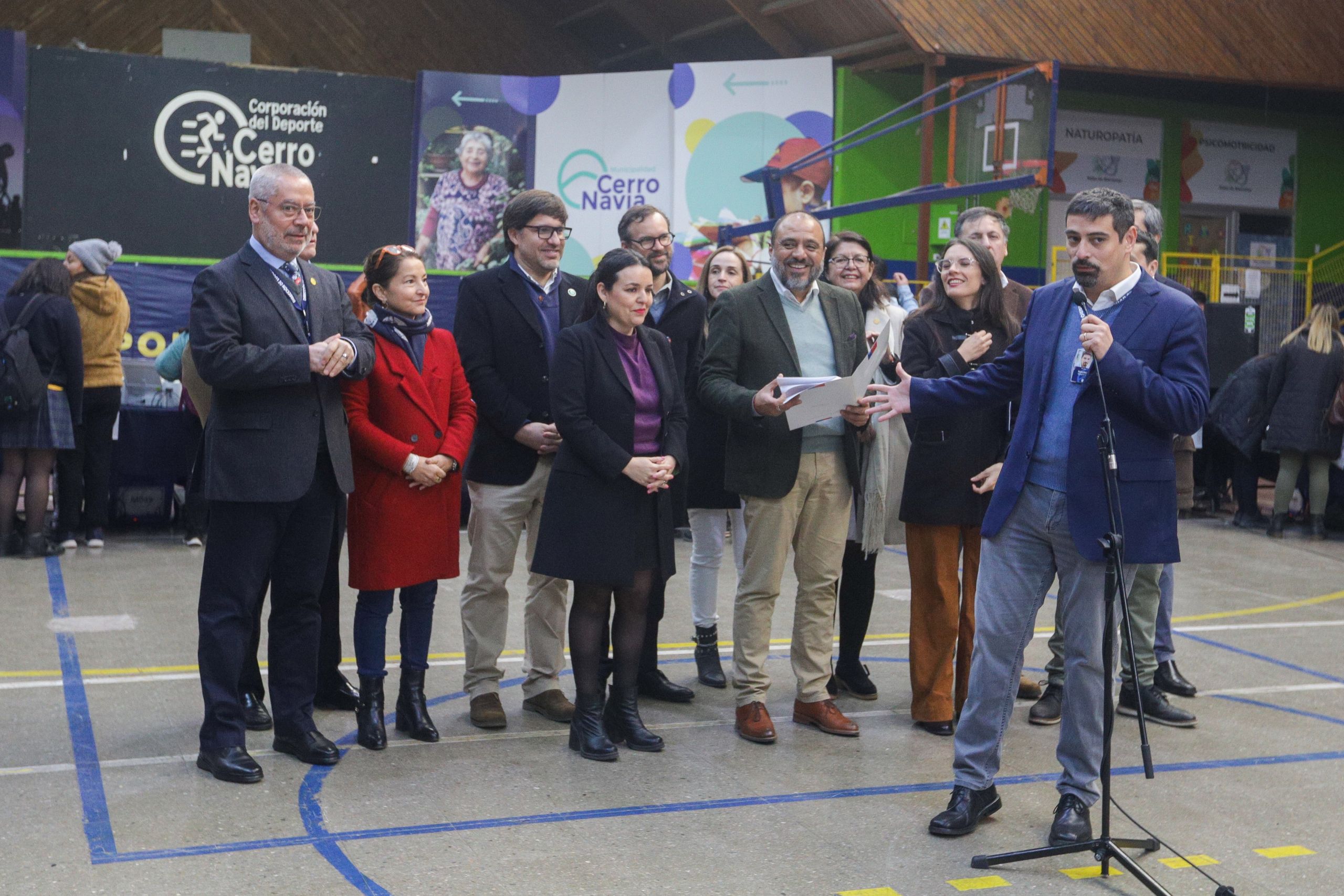 Ministros visitan Cerro Navia para entregar Becas Tic