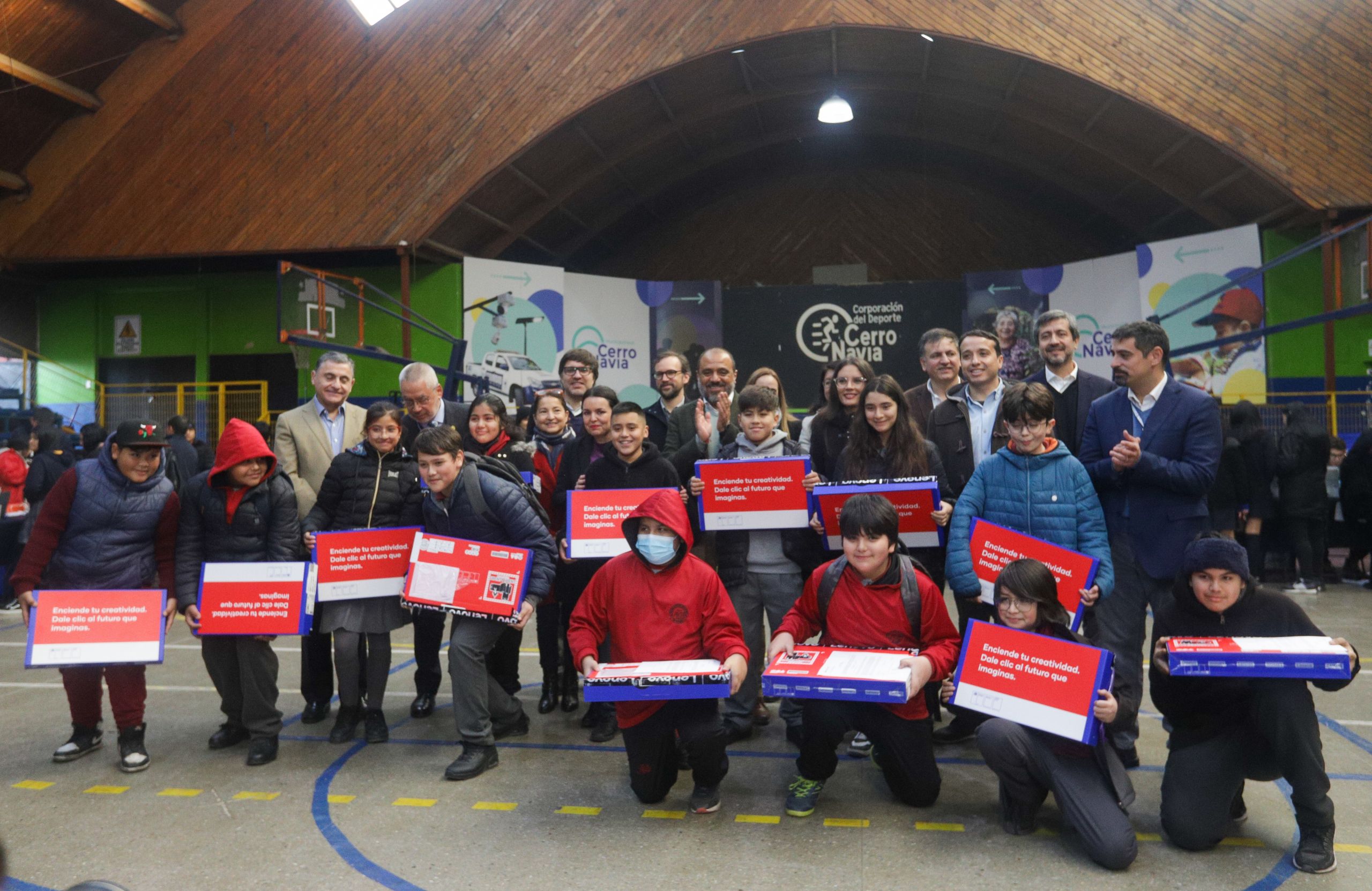 Más de 500 escolares de Cerro Navia recibieron Becas TIC