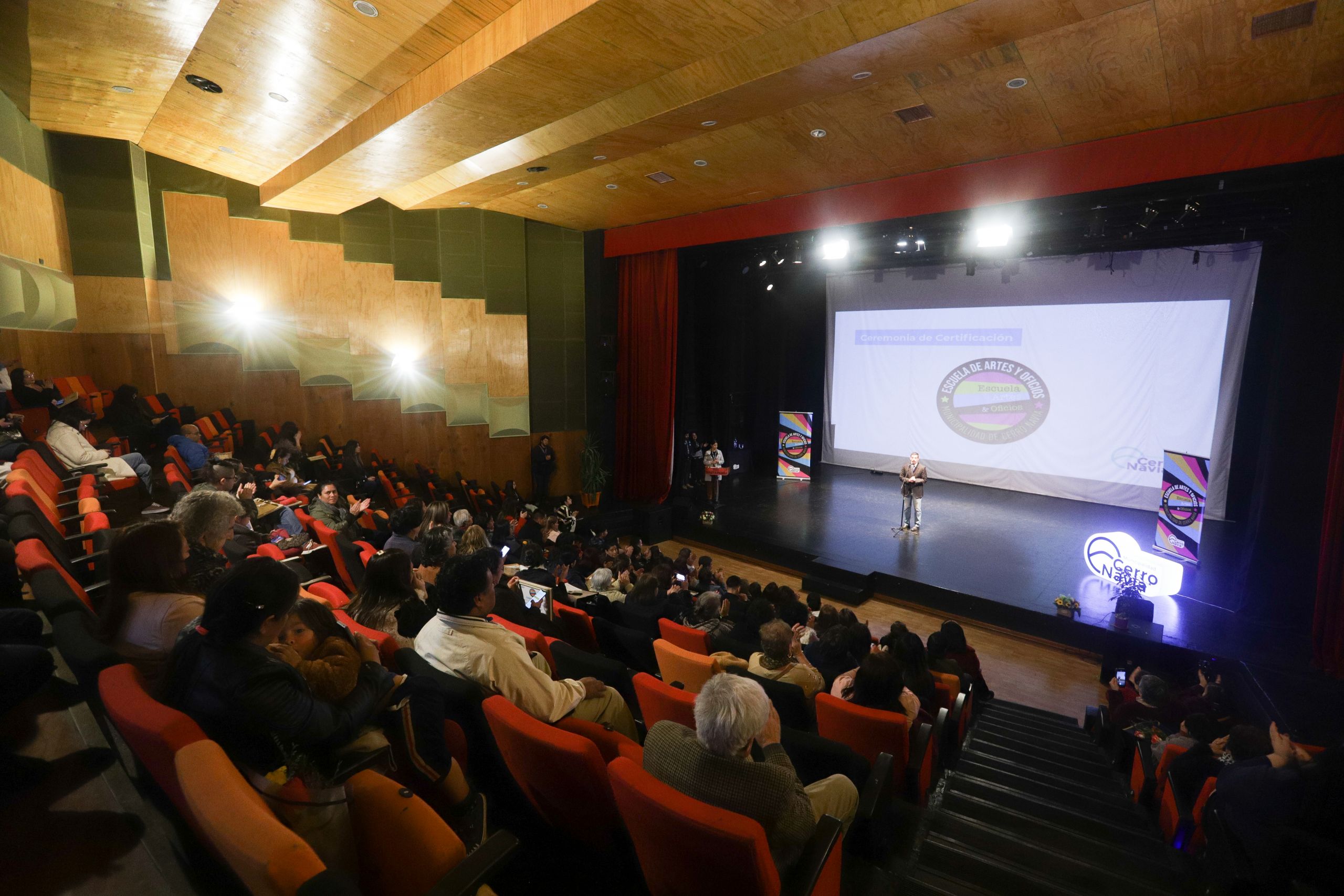 Vecinas y vecinos participan de la ceremonia de certificación de la Escuela de artes y Oficios en Casa de las Culturas, las Artes y Las Ciencias Violeta Parra
