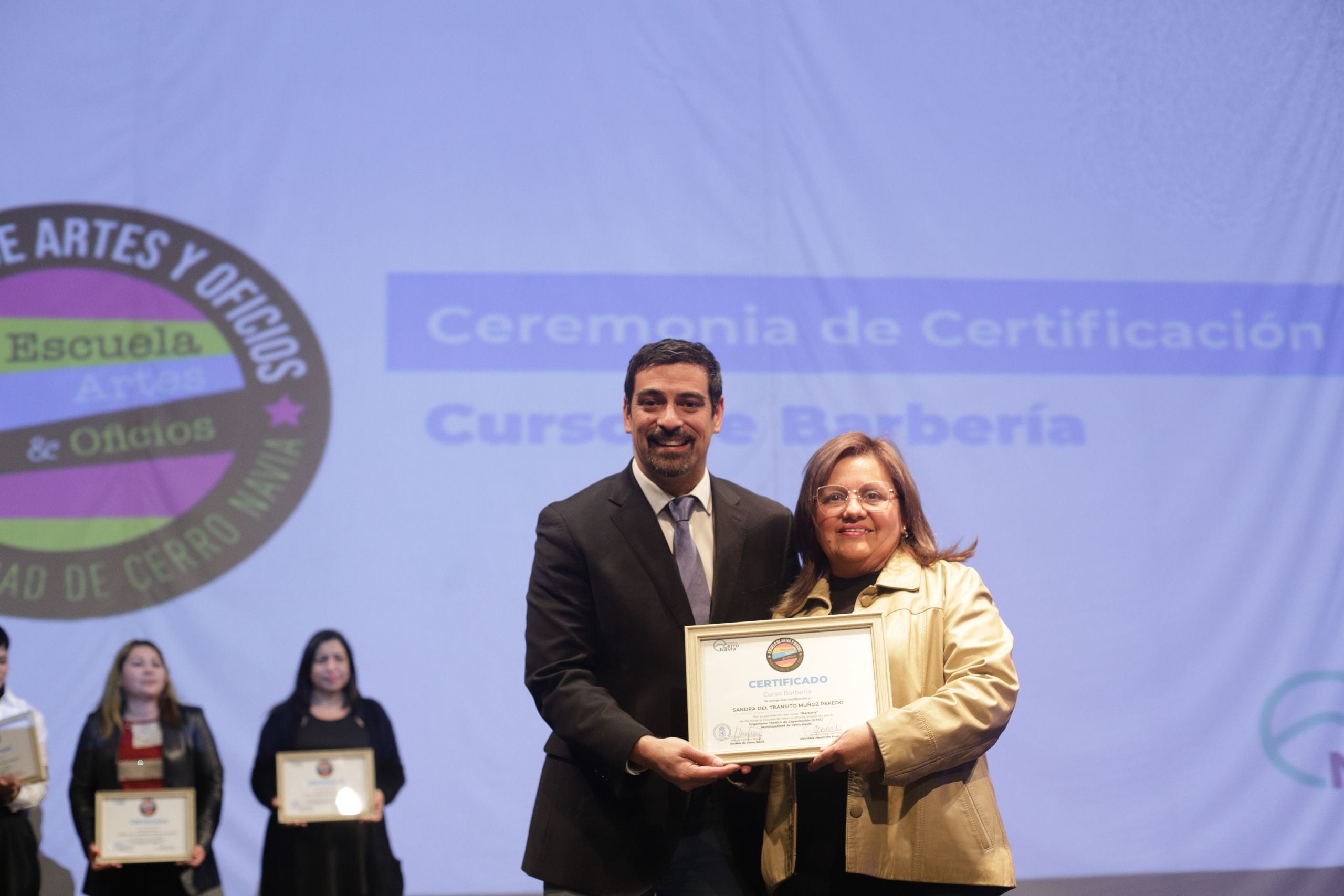 Alcalde Mauro Tamayo entrega diploma a alumnas que aprobaron curso de barbería