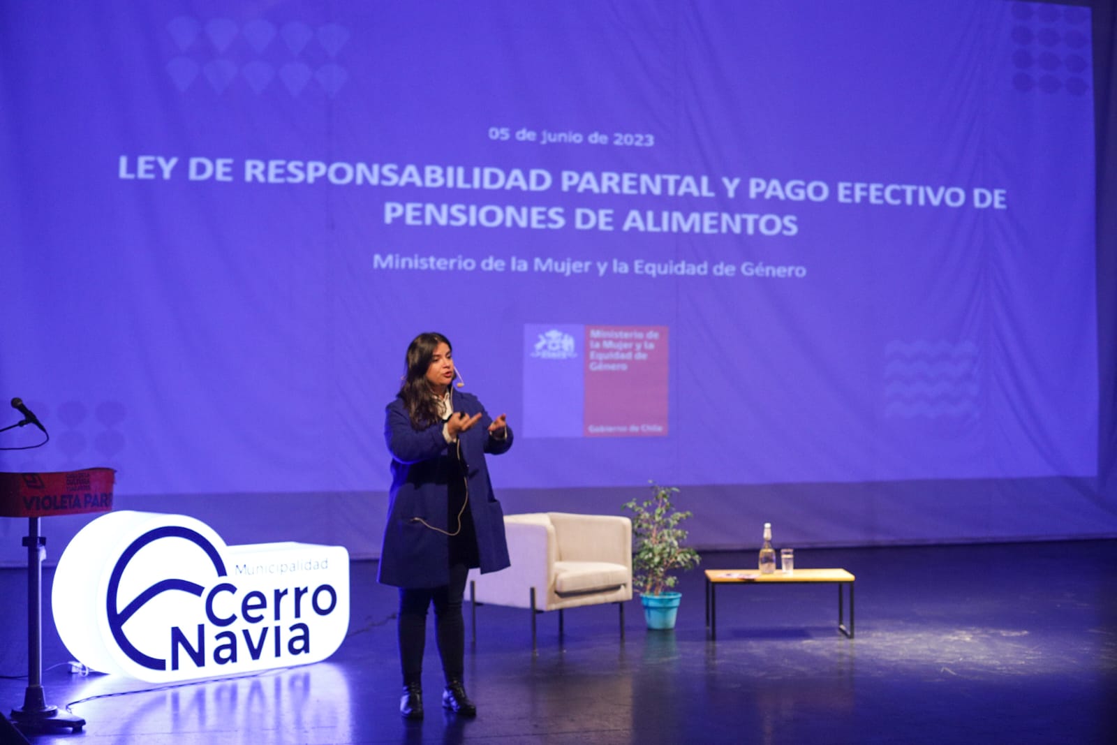 Ministra Orellana dictó charla para mujeres de Cerro Navia