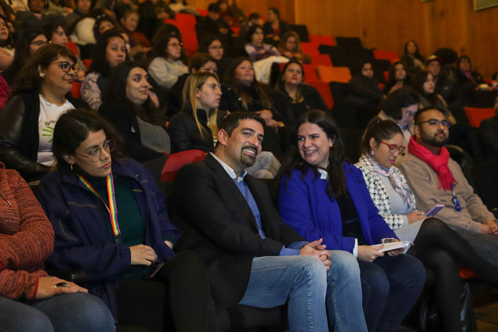 Ministra Orellana visitó Cerro Navia y dictó importante charla