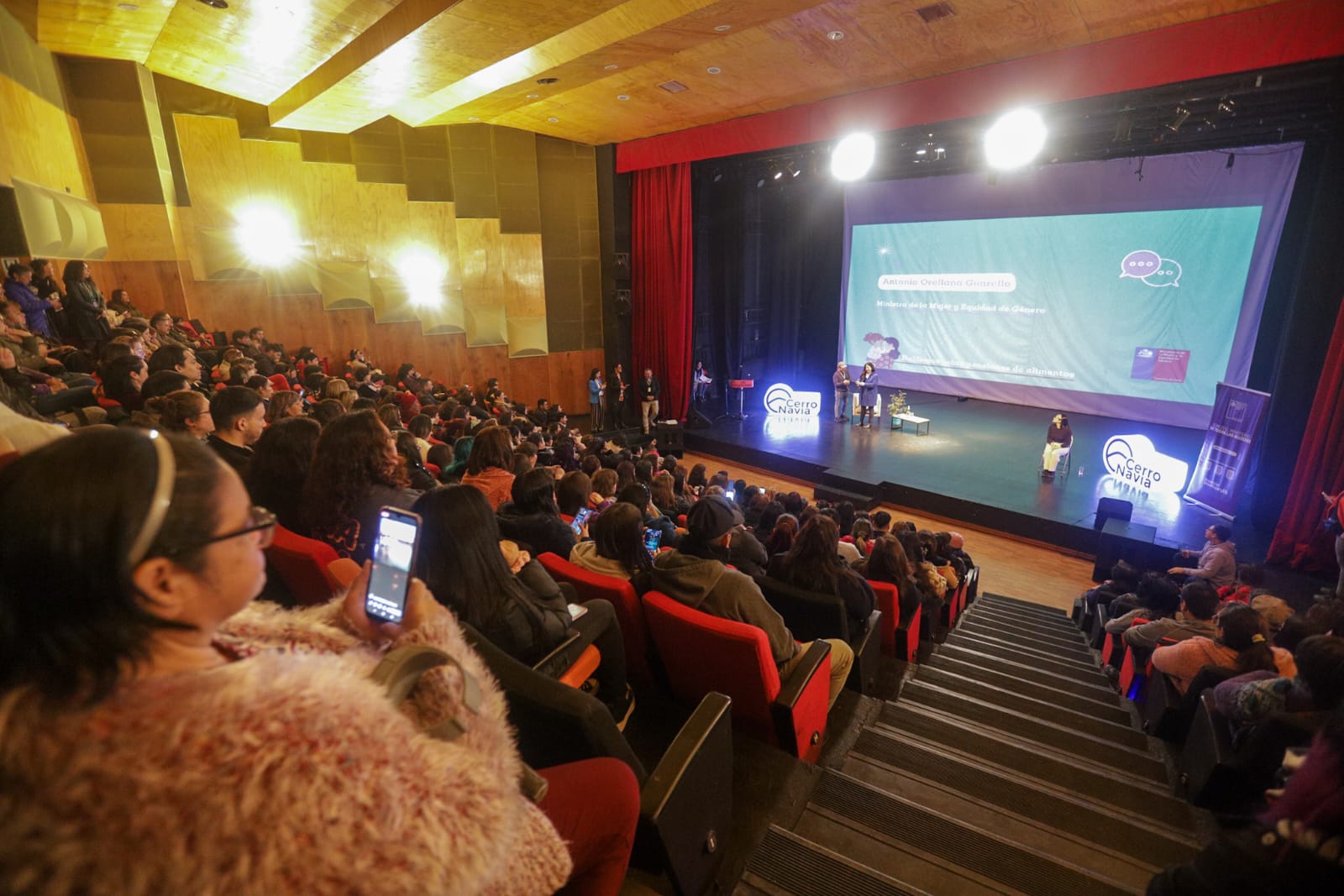 Vecinas de Cerro Navia participan de charla por nueva Ley de Deuda de Pensión de Alimentos