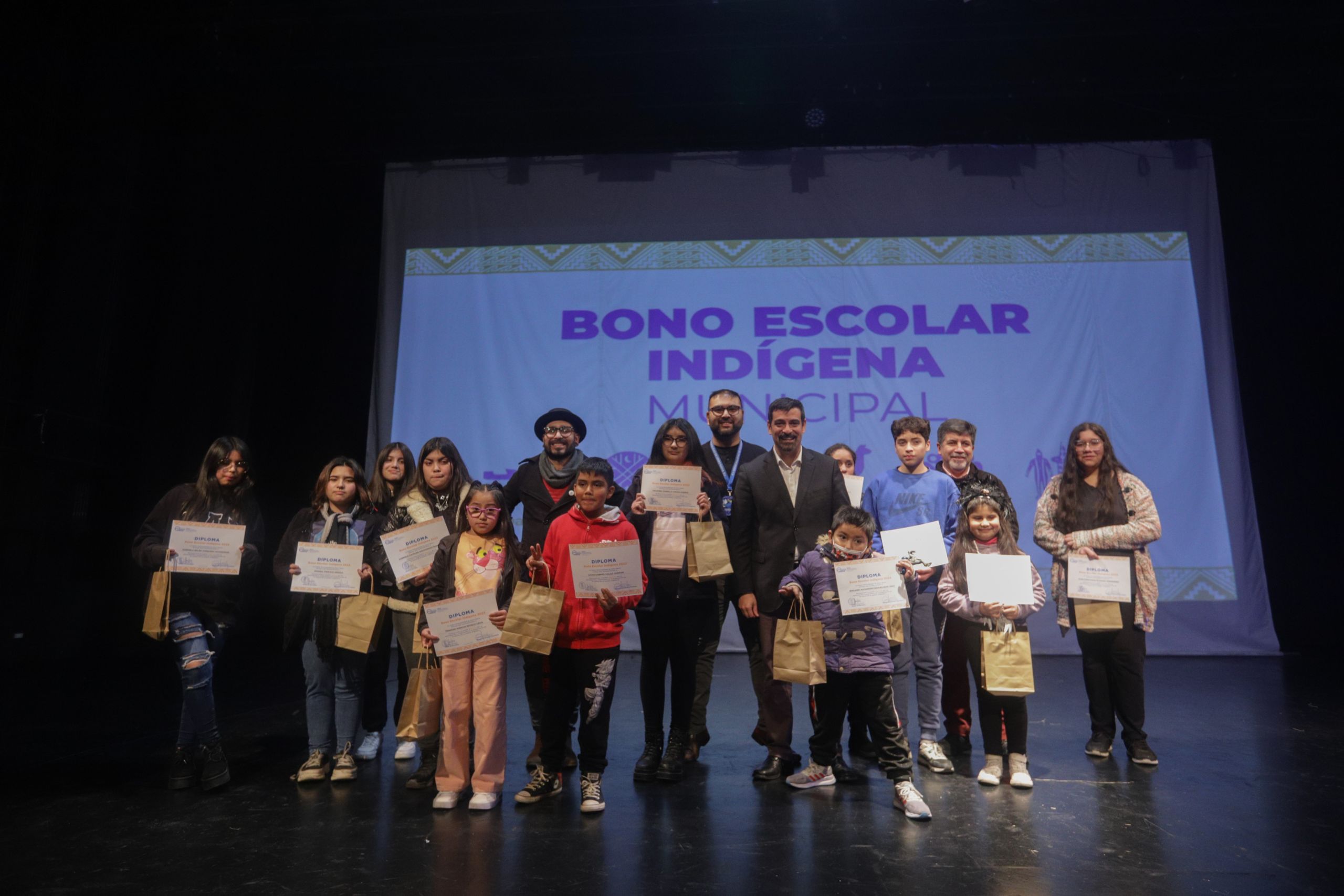 Estudiantes de Cerro Navia y su diploma del Bono Escolar Indígena