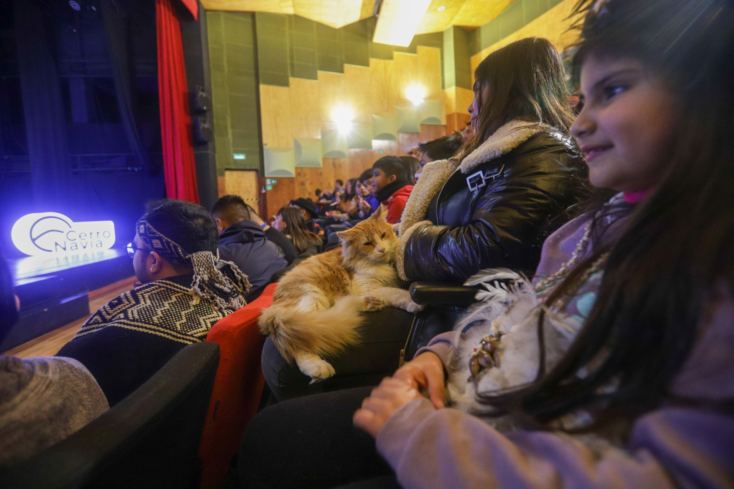 Vecinas y vecinos acompañan a escolares que reciben Bono Escolar Indígena