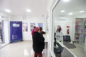 Vecinas y vecinos compran medicamentos en Segunda Farmacia Popular