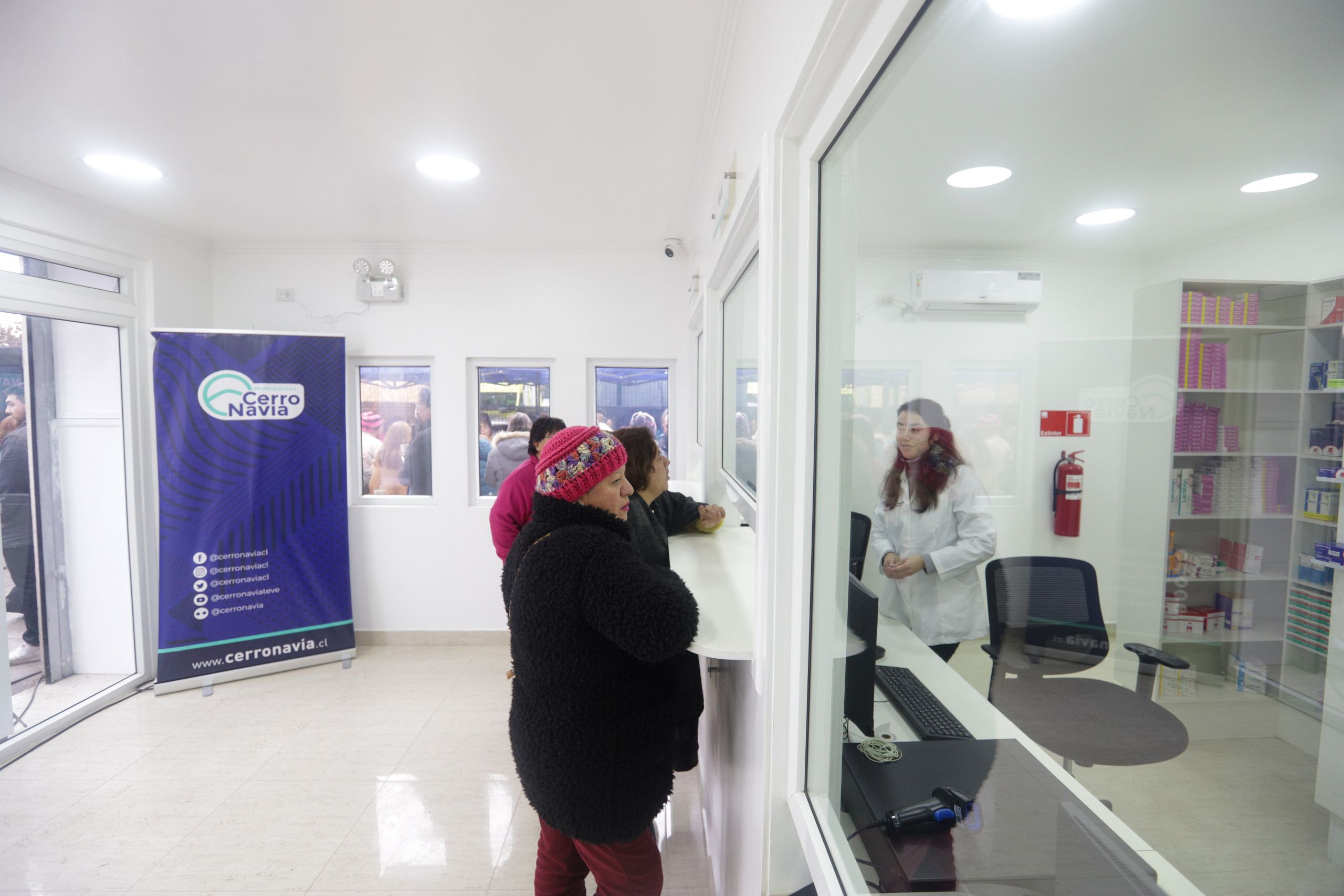 Vecinas y vecinos compran medicamentos en Segunda Farmacia Popular