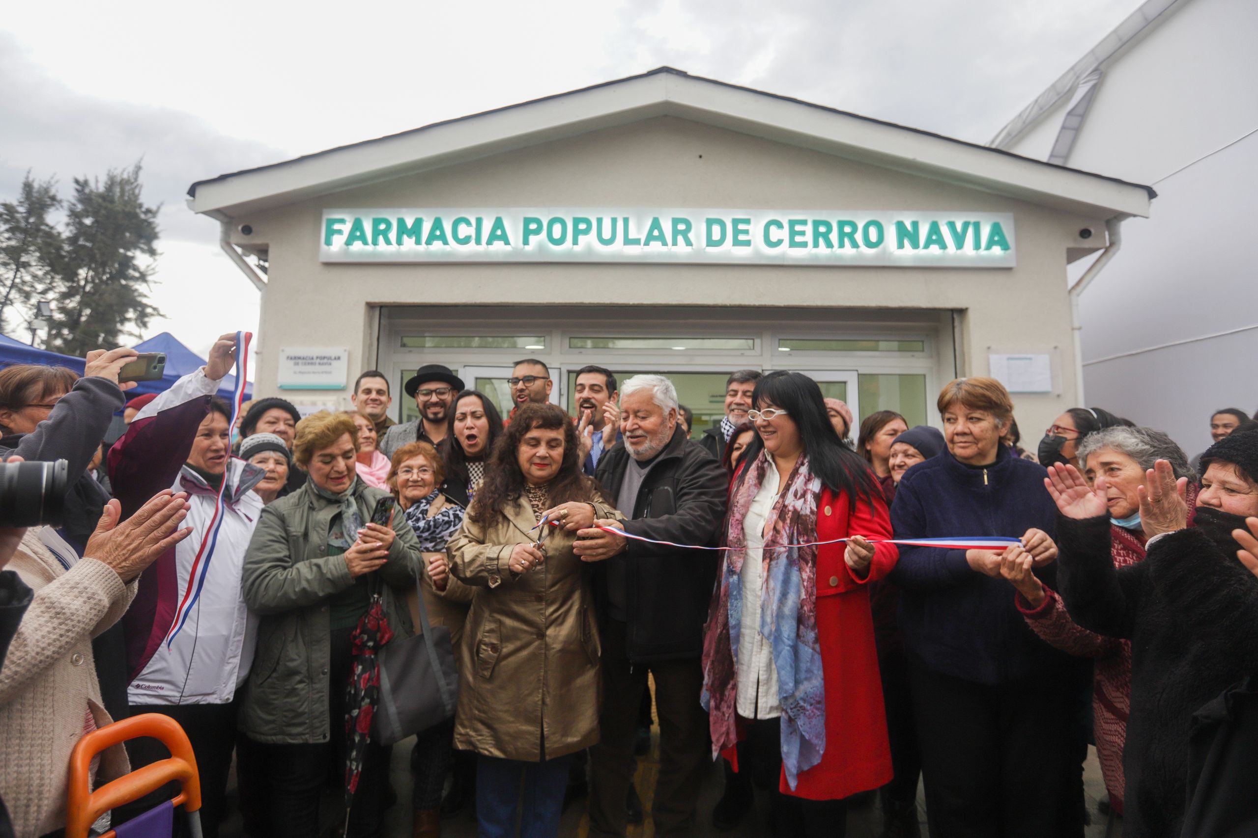 Vecinas y vecinos cortan cinta de inauguración de segunda farmacia popular